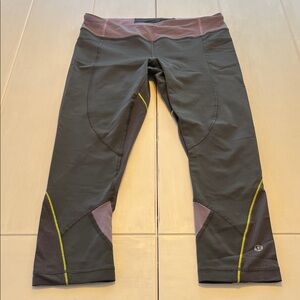 Lululemon/Capri leggings/6/gray-purple/great condition
